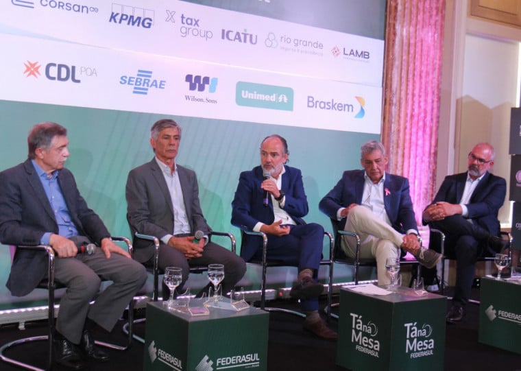 Sebastião Melo (MDB), Adiló Didomenico (PSDB), Fernando Marroni (PT) e Rodrigo Decimo (PSDB) compareceram ao Tá na Mesa desta quarta