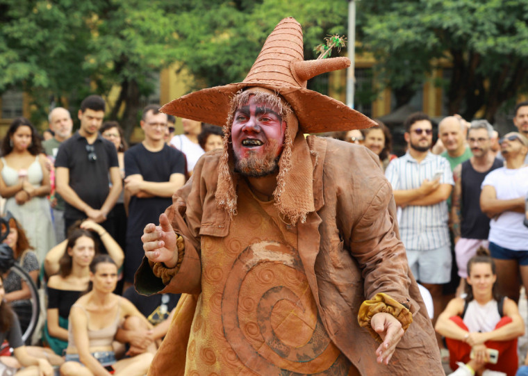 Para encerrar, a Tribo de Atuadores Ói Nóis Aqui Traveiz apresenta sua mais recente criação Ubu Tropical, no dia 01 de dezembro em Imbé