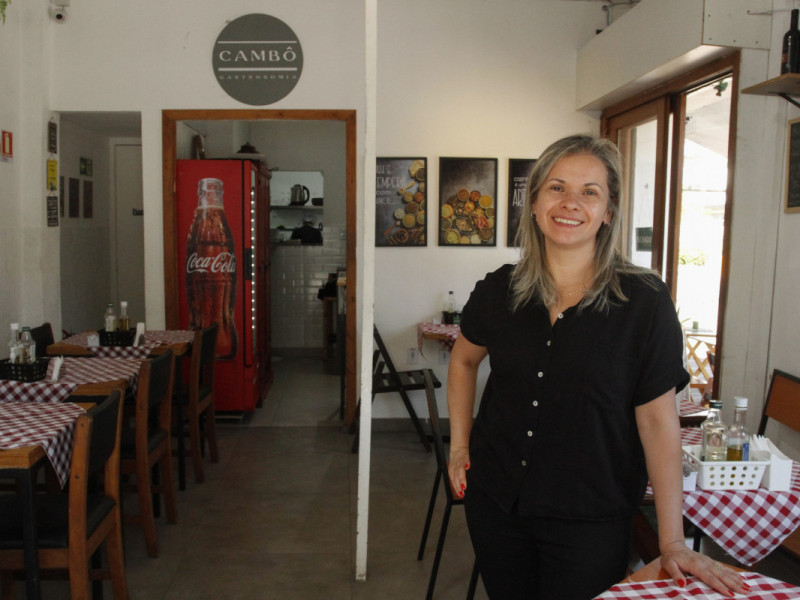 Natural de São Paulo, Elizabeth Costa é uma das empreendedoras à  frente do Cambô Gastronomia Foto: EVANDRO OLIVEIRA/JC