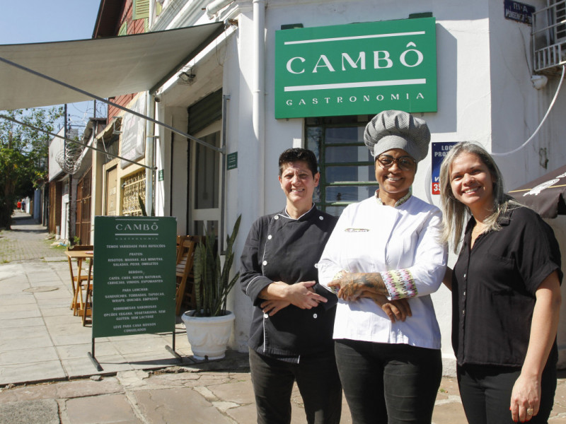 O Camb&ocirc; Gastronomia &eacute; comandado por Elizabeth Costa (d), ao lado da equipe composta por Patr&iacute;cia Pereira (c) e D&eacute;bora Regina  (e) Foto: EVANDRO OLIVEIRA/JC