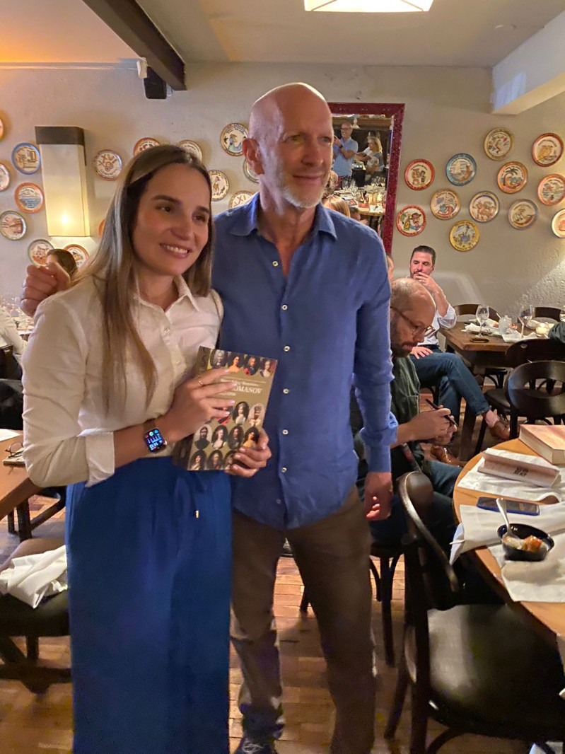 Julia Tavares e Simon Montefiore no Pepo Cuccina | FABIOLA BACH/DIVULGA&Ccedil;&Atilde;O/JC