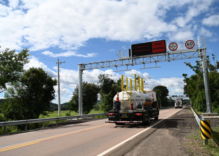 Os pedágios eletrônicos, instalados em rodovias, dispensam a necessidade de praças físicas