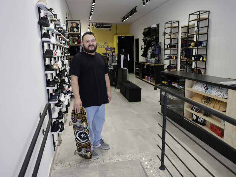 Bruno Pomarola &eacute; o empreendedor &agrave; frenteda Place Skate Shop Foto: T&Acirc;NIA MEINERZ/JC