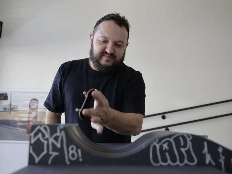 Outro diferencial da loja &eacute; o foco nos fingerboards - ou skatinhos de dedo Foto: T&Acirc;NIA MEINERZ/JC
