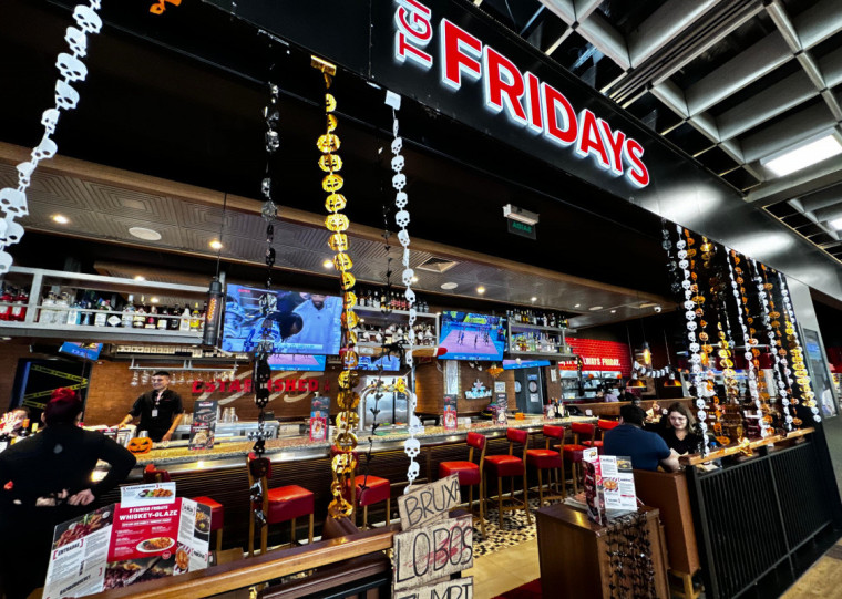Fridays, ligada à South Rock, ex-Starbucks e Subway, no Brasil, tem unidade no GRU