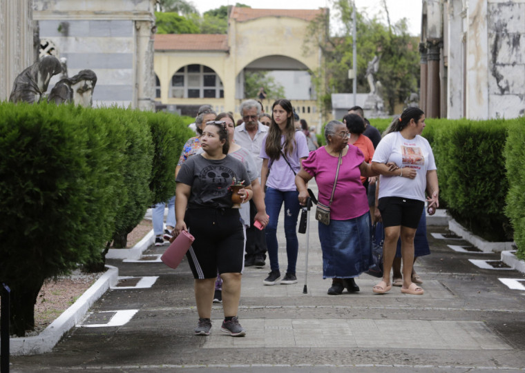 No Cemitério Santa Casa, estima-se que mais de 5 mil pessoas devam prestar suas homenagens ao longo do dia