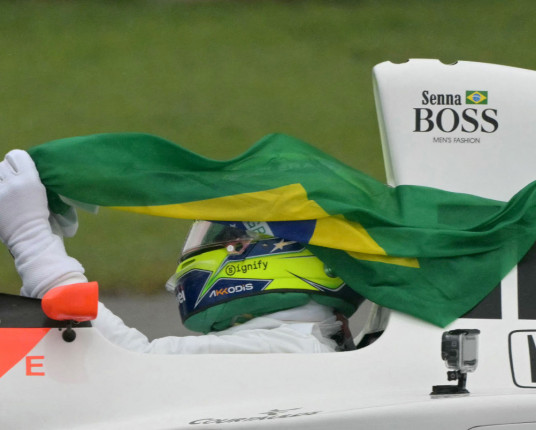 Lewis Hamilton pilota McLaren de Senna em homenagem em Interlagos