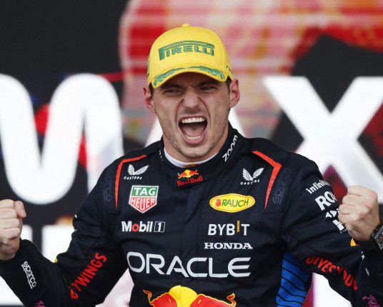 Verstappen dá show em São Paulo e volta a abrir vantagem na F-1