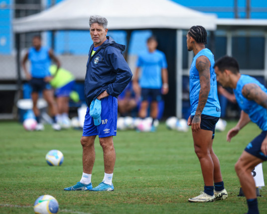 Direção gremista recupera calçada da fama de Roger Machado depredada por torcedores