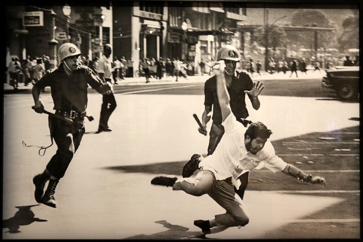 Ca&ccedil;a ao estudante, sexta-feira sangrenta, registro da exposi&ccedil;&atilde;o &ldquo;Evandro Teixeira. Chile, 1973&rdquo; | T&acirc;nia R&ecirc;go/Ag&ecirc;ncia Brasil/JC
