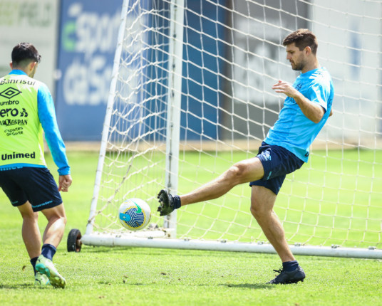 Após um mês sem jogar, Kannemann volta a campo para atividades com bola