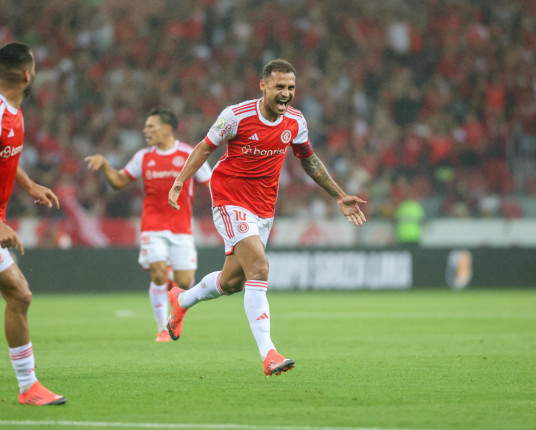 Inter vence o Criciúma e entra provisoriamente no G-4 do Brasileirão