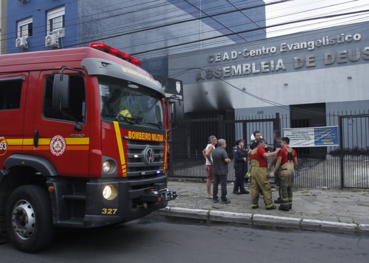 Fogo teve início por volta das 16 horas desta terça-feira (5) e não deixou feridos