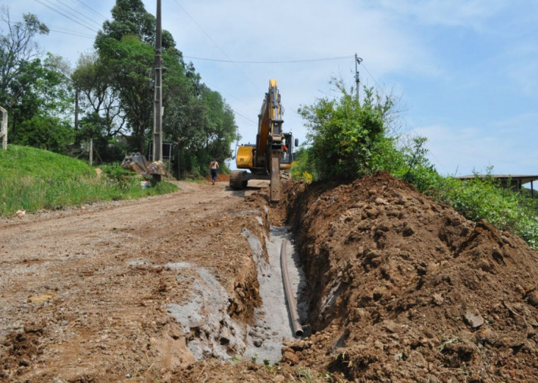 Ao todo serão implantados 2.300 metros de rede de água tratada, beneficiando aproximadamente 260 famílias