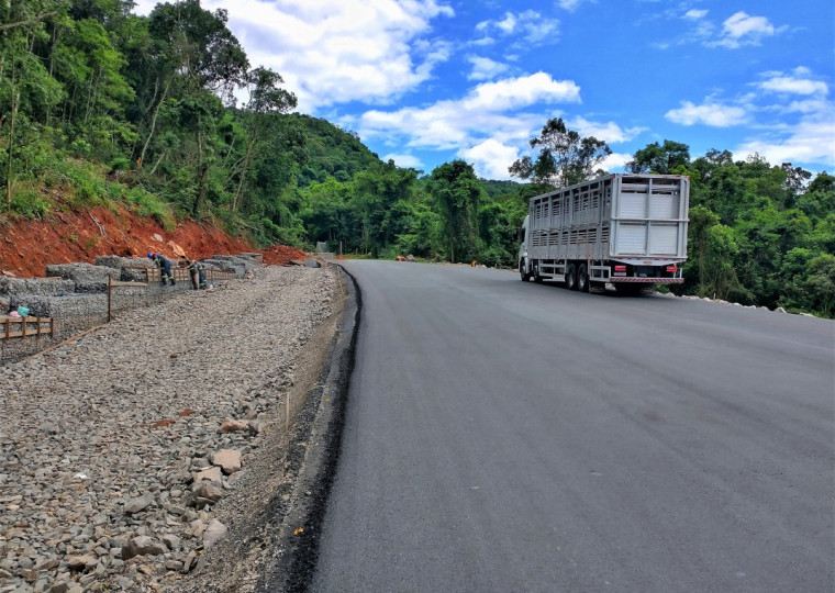 Equipes executam etapas finais dos serviços no segmento da estrada