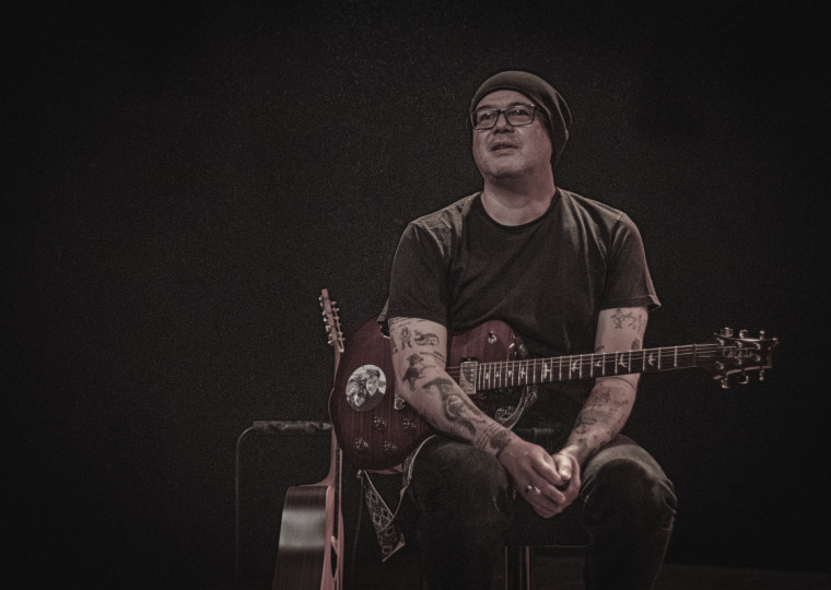 Cantor sobe ao palco do Grezz às 21h com Dani Vargas, Cristiano Ludwig e Henrique Mello