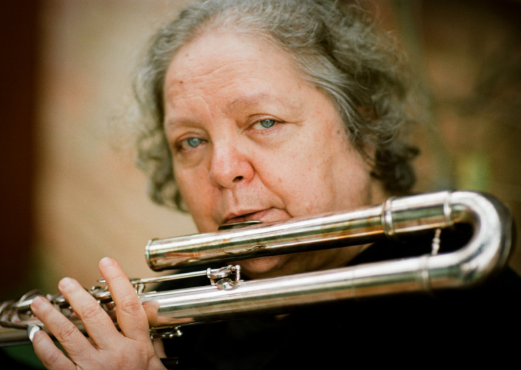 Mais importante compositora, arranjadora e instrumentista de sua geração vem ao RS lançar o documentário sobre sua obra, em que lança questões sobre o porquê desse apagamento ou silenciamento e como ele se mostra sintoma da nossa sociedade