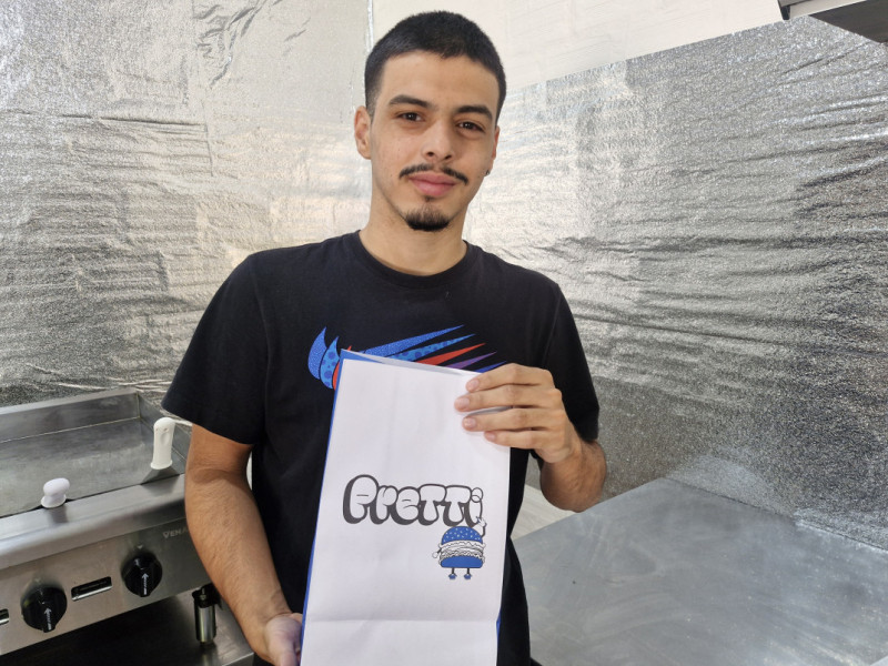 Felipe Mayer Pereira &eacute; o empreendedor &agrave; frente do Pretti Burguer  Foto: JÚLIA FERNANDES / ESPECIAL / JC