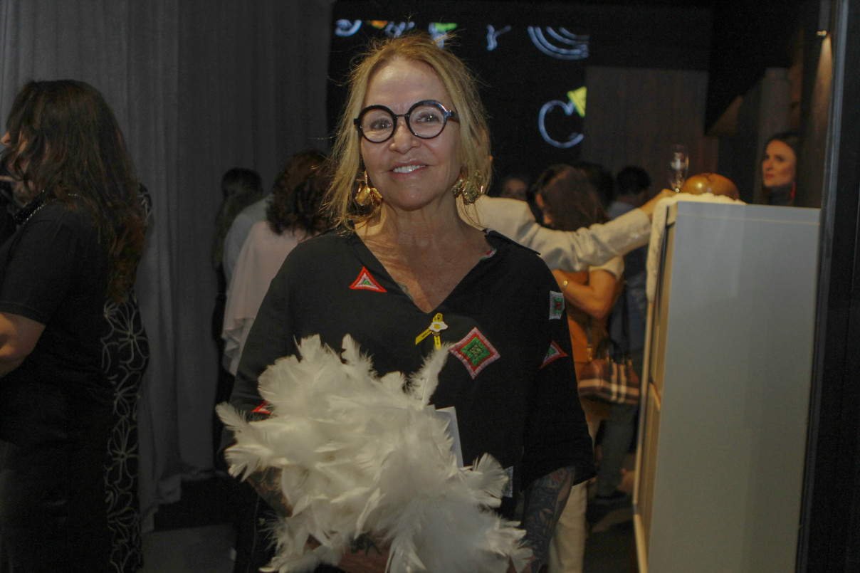 Magda Landgraf, criativa com sua bolsa-convite no jantar Chef's Table, no Iguatemi | EVANDRO OLIVEIRA/JC