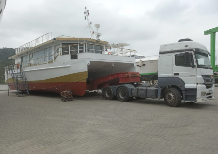 Dificuldades acarretadas pela enchente de maio obrigou o transporte da embarcação pela via terrestre