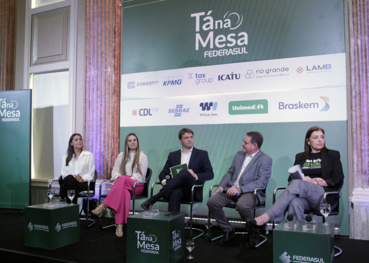 Carla Deboni, diretora da GAM3 Parks, concession&aacute;ria municipal; J&uacute;lia Tavares, Secret&aacute;ria de Desenvolvimento Econ&ocirc;mico e Turismo de POA; Ronaldo Santini, Secret&aacute;rio de Turismo RS; Sandra Ferraz, gerente geral do Parque do Caracol, concess&atilde;o estadual.  Evento T&aacute; na Mesa, Federasul.