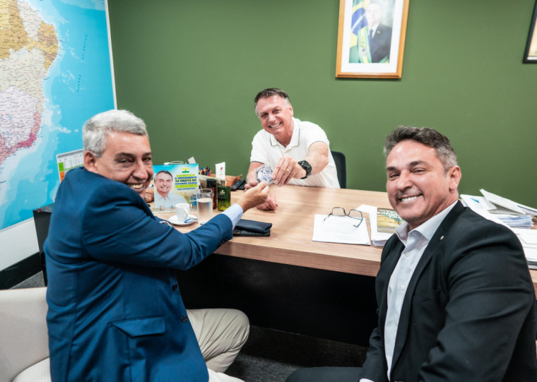 Ex-presidente presenteou Melo com medalha do "Clube Bolsonaro"