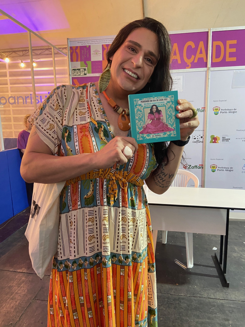 Índio Behn, ou dra. Rosângela, também autografou seu livro Perdendo um dia de cada vez: 365 pílulas desmotivacionais | IVAN MATTOS/ESPECIAL/JC