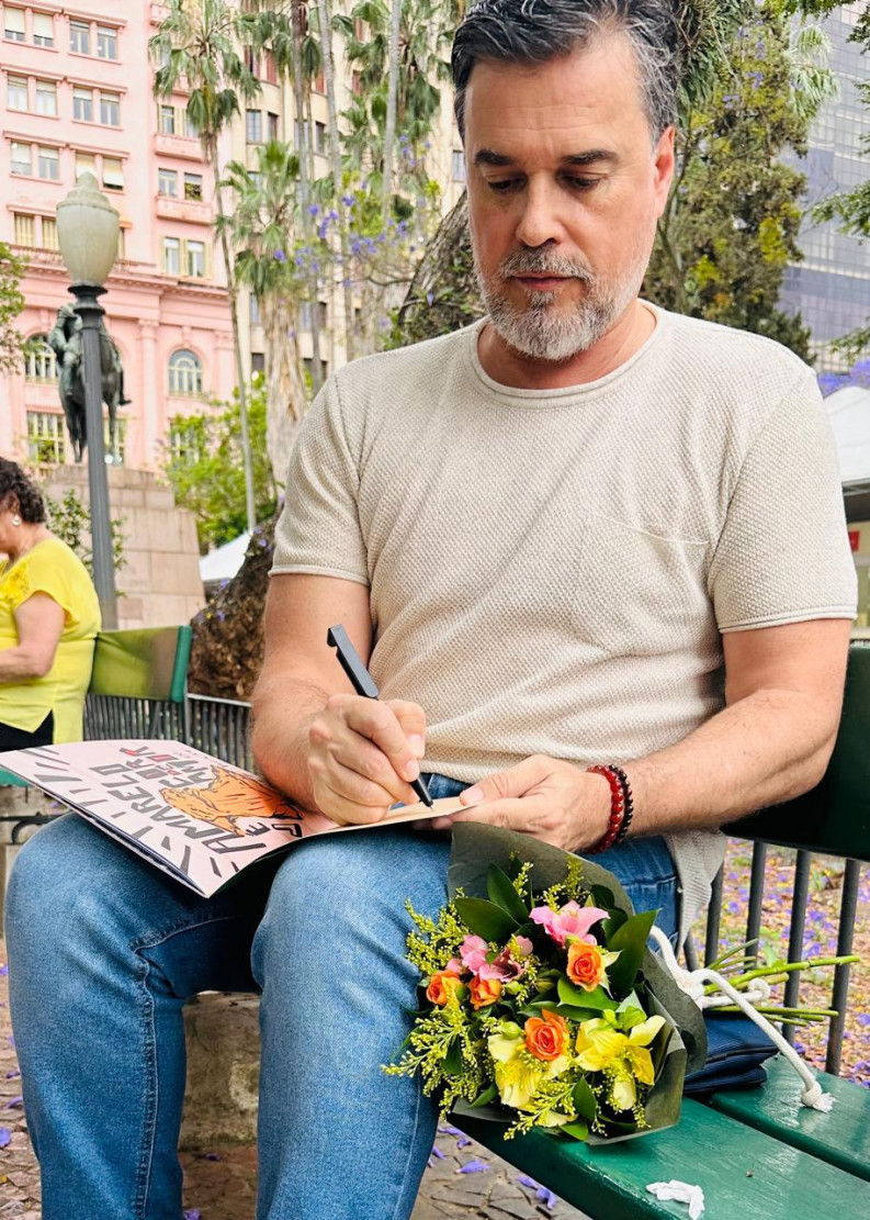 Tiago Bento, autografando seu livro Amarelo é cor de amor | MARIANA BERTOLUCCI/DIVULGAÇÃO/JC