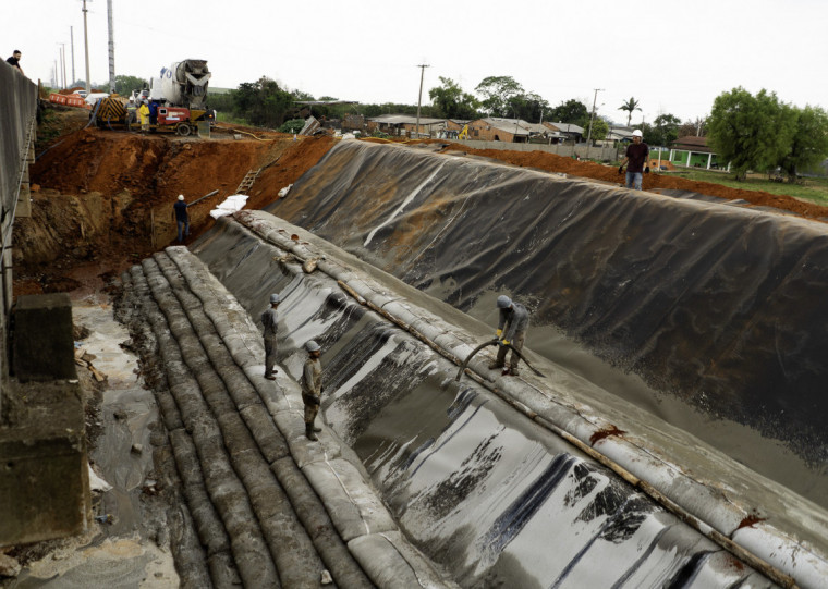 Estruturas de concreto reforçarão 50 metros que romperam em maio