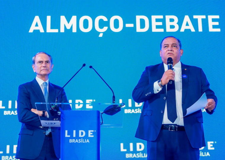 Eduardo Gomes, ao microfone, disse que texto deverá ser votado, no Senado, na última semana de novembro, para depois ir à 