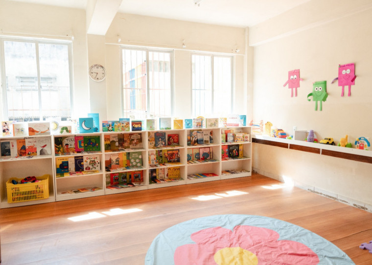 Enchente alagou completamente o térreo e obrigou a transferência das atividades para andares superiores.