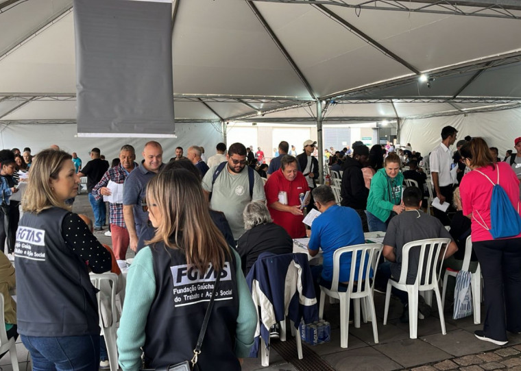 Apesar do número elevado, o total de pessoas que procuravam emprego há dois anos ou mais diminuiu 24,1% em relação ao quarto trimestre de 2023