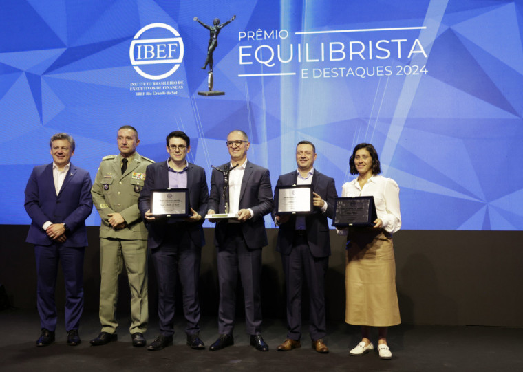 Cargnin (E), e os homenageados Feoli, Santos, Coletta, Praxedes e Diana Werner no Pr&ecirc;mio Equilibrista