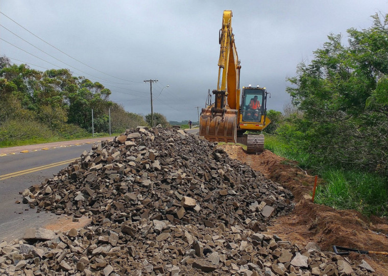 A Empresa Gaúcha de Rodovias está realizando obras no acostamento da ERS-040 