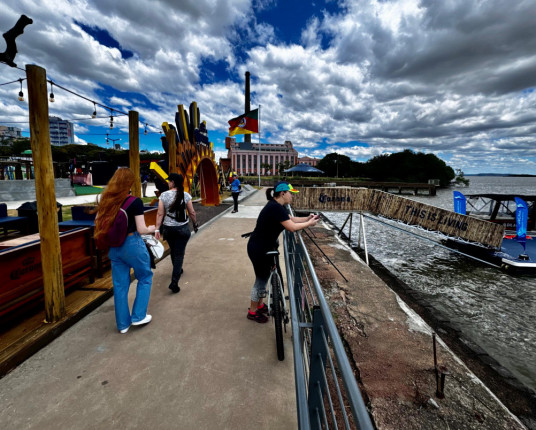 Cais Embarcadero reabre com medidas para evitar impacto de inundação