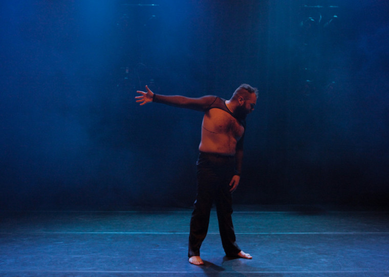 Protagonizada pelo ator-bailarino Jeferson Cabral, montagem da Mimese Companhia de Dança Coisa leva ao público uma biografia de resiliência ao preconceito 