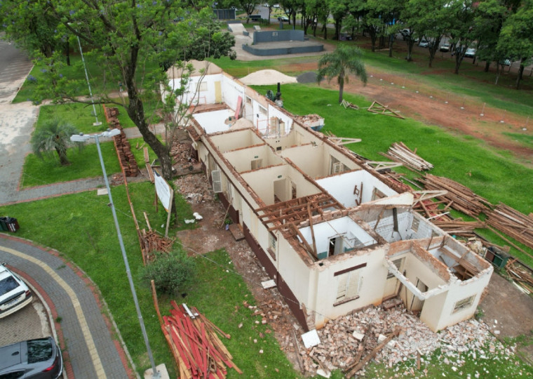 Telhado de madeira, que estava comprometido, foi totalmente retirado