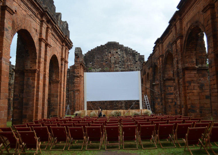 Evento gratuito terá exibições dentro das ruínas de São Miguel Arcanjo