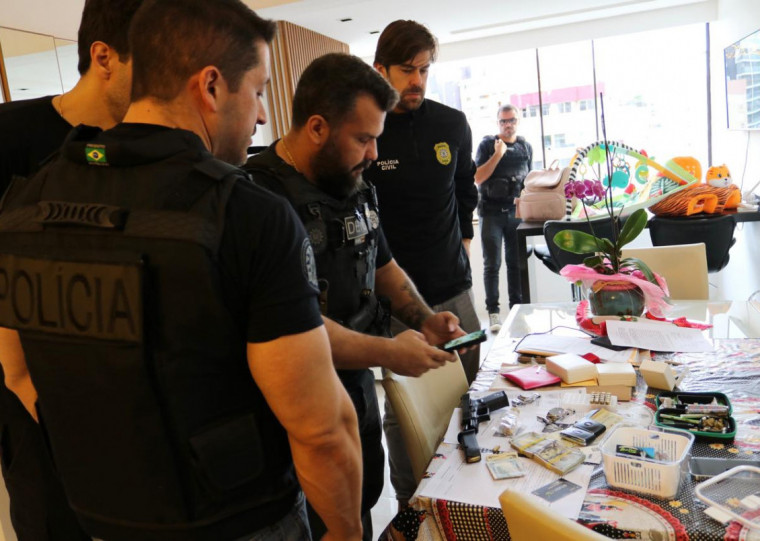 Ação contou com aproximadamente 70 policiais civis que cumpriram 14 mandados de busca e apreensão no Rio Grande do Sul e em São Paulo