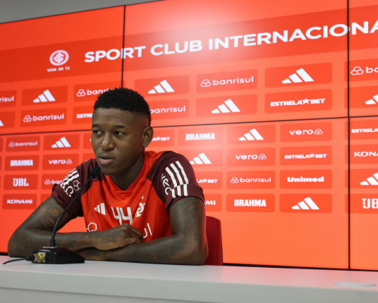 Vitão garante que não tem propostas e fala em trabalhar dobrado para estar na seleção