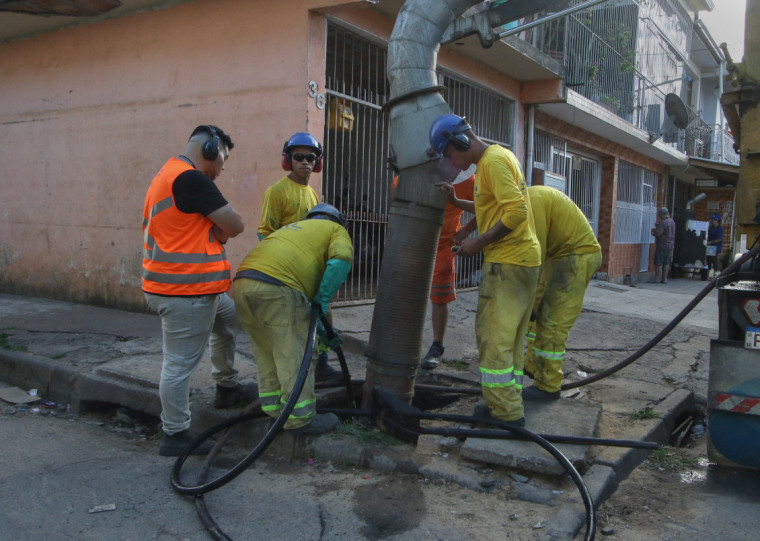 Equipe do Dmae atuava no bairro Farrapos nesta quarta-feira; conclusão dos serviços na Zona Norte deve ocorrer em seis meses