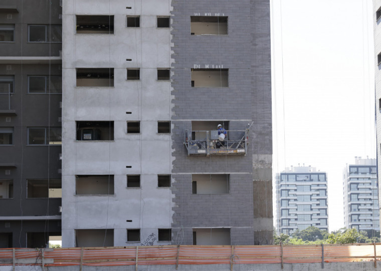 A alta taxa de juros (Selic) indicada pelo Banco Central contribui para a baixa nos lançamentos