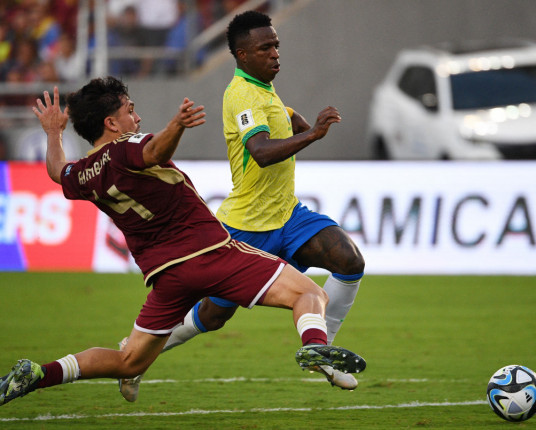 Brasil começa bem, perde pênalti e apenas empata com a Venezuela