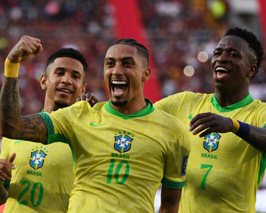 Raphinha exalta Ancelotti e critica falta de tempo aos técnicos da seleção