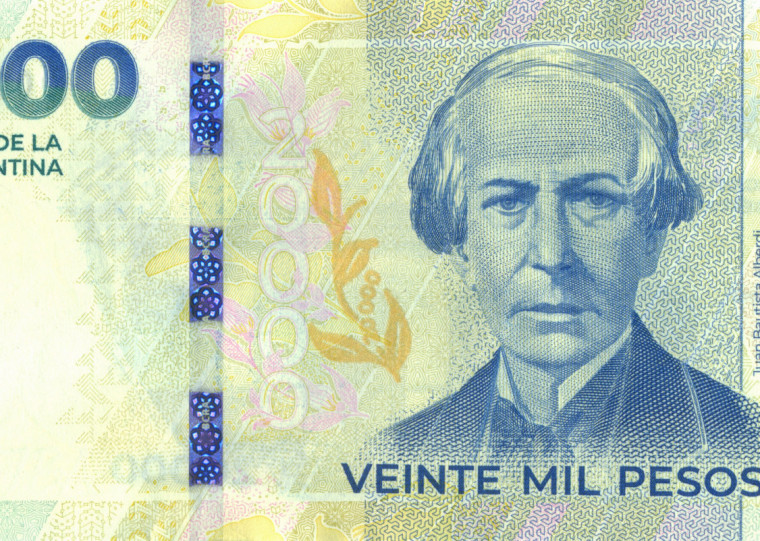 Novas c&eacute;dulas chegaram ao pa&iacute;s no in&iacute;cio do m&ecirc;s de outubro, mas houve um pequeno atraso para a circula&ccedil;&atilde;o
