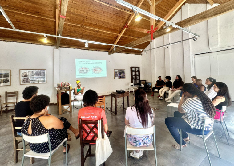 A Pequena Biblioteca de Leituras Pretas promove encontros dedicados ao conhecimento e ao debate de textos de autoria negra durante o mês de novembro