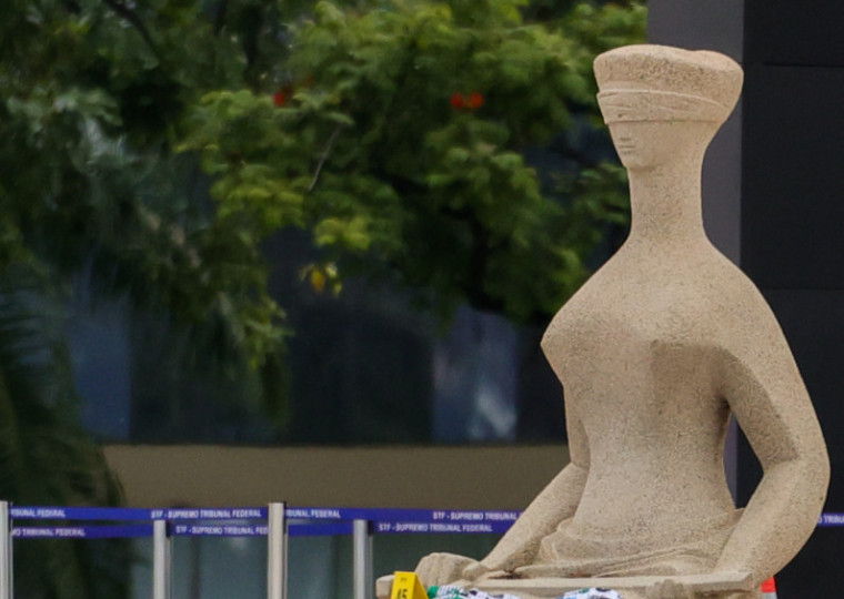 Praça dos Três Poderes, onde deputados ligados a Bolsonaro acampavam, é considerada área de segurança