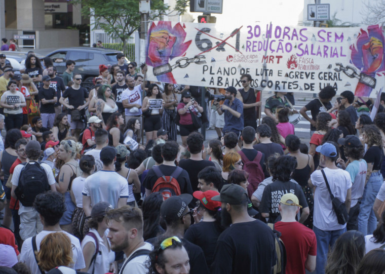 Ato na Capital reuniu centenas de pessoas na Usina do Gasômetro