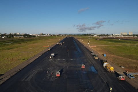 Feriadão com obra: pista do Salgado Filho recebe última camada de asfalto
