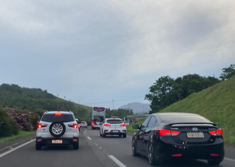 A BR 101, antes de Maquiné, tem trânsito intenso na volta do feriadão 